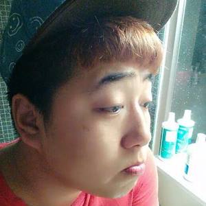 流光倾泻下的庭园