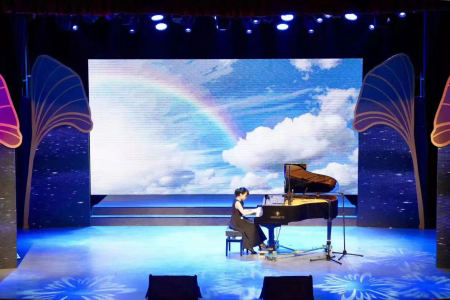 The First Snowflakes的演奏视频