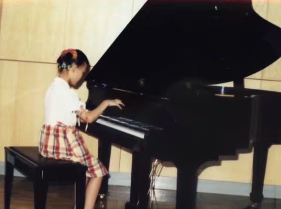 弹钢琴的晓彤演奏视频