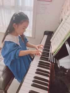 张小萌爱唱歌的钢琴谱