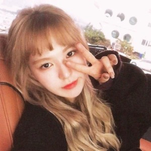孙胜完背后的女人的钢琴谱