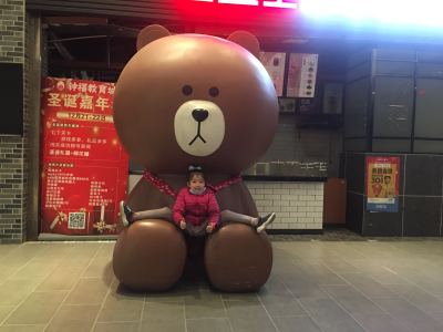 亚麻色头发的少女的演奏视频