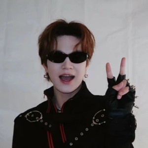 放在桌边的耶的钢琴谱