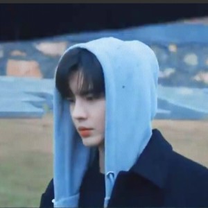 『霜冻』（副首领）睡得比鸡晚的钢琴谱