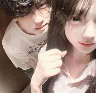 与池形影不离的钢琴谱