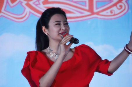 谁家的阿妹在想我-钢琴谱