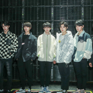 卧室巨星-钢琴谱